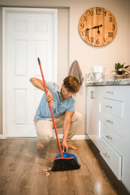 services-01 Cleaner utilisant un aspirateur dans un décor intérieur élégant, mettant en valeur le matériel et les techniques de nettoyage.